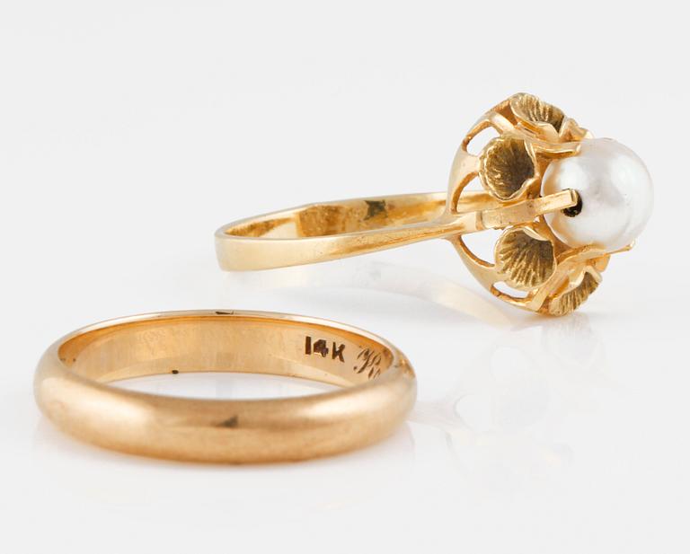 RINGAR, 2 st, 14 respektive 18K guld samt odlad pärla. Vikt 5,5 gram.