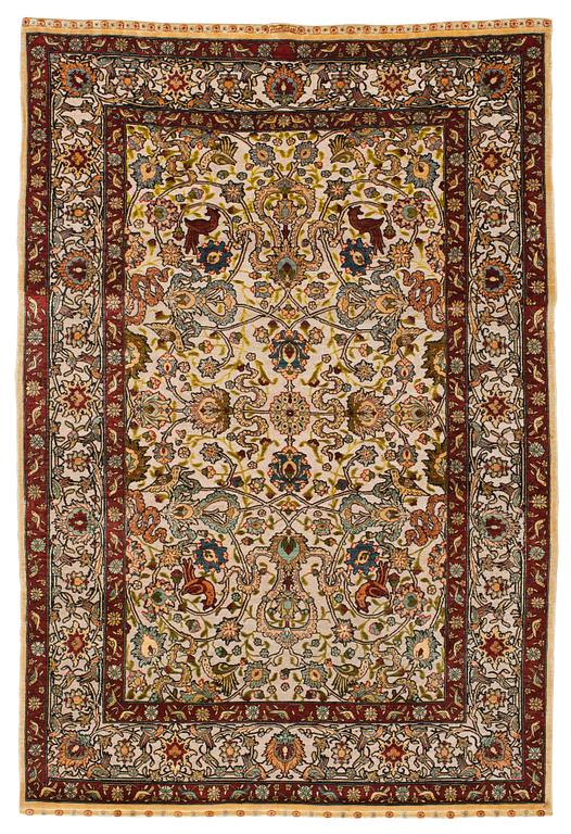 A RUG. An old silk Hereke Souf. 156,5 x 104 cm.