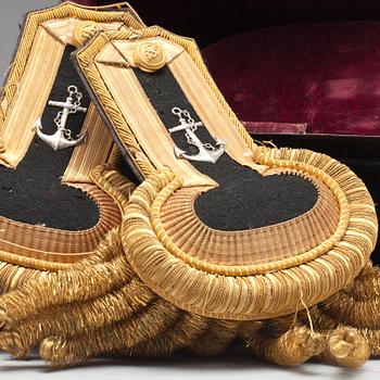 EPÅLETTER, ett par i plåtlåda. För flottan.