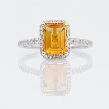 RING, 14k vitguld med citrin ca 6x8 mm och diamanter tot 0,29 ct, vikt 2,1 g.