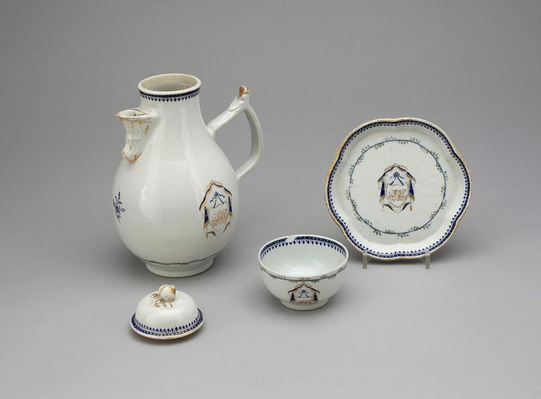 KAFFEKANNA, KOPP samt FAT, 3 delar, porslin, sen Qianlong, Kina sent 1700-tal.