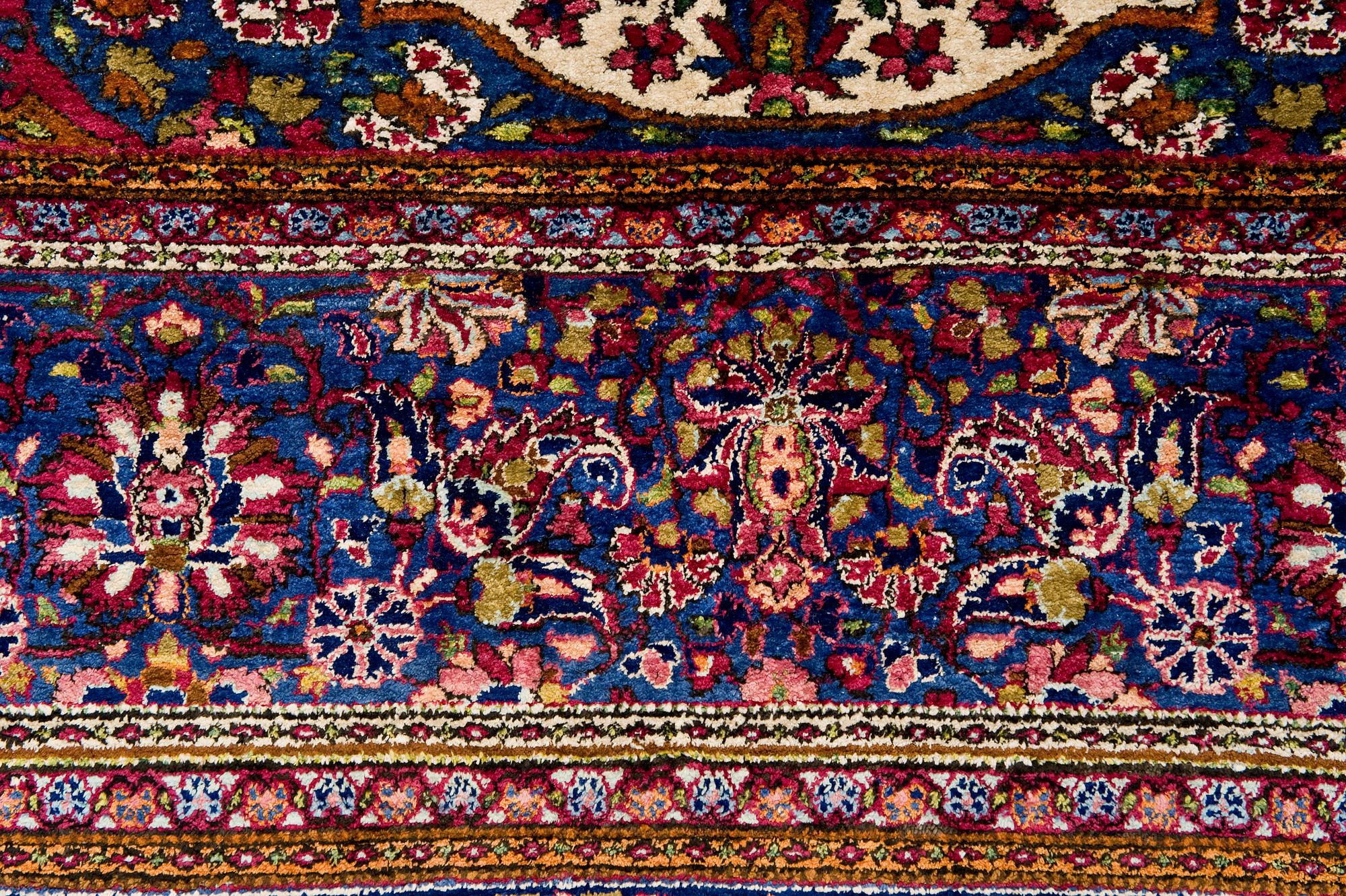 SEMIANTIK SILKE KESHAN. 339 x 224 cm.