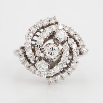 RING, med briljantslipade och åttkantslipade diamanter.