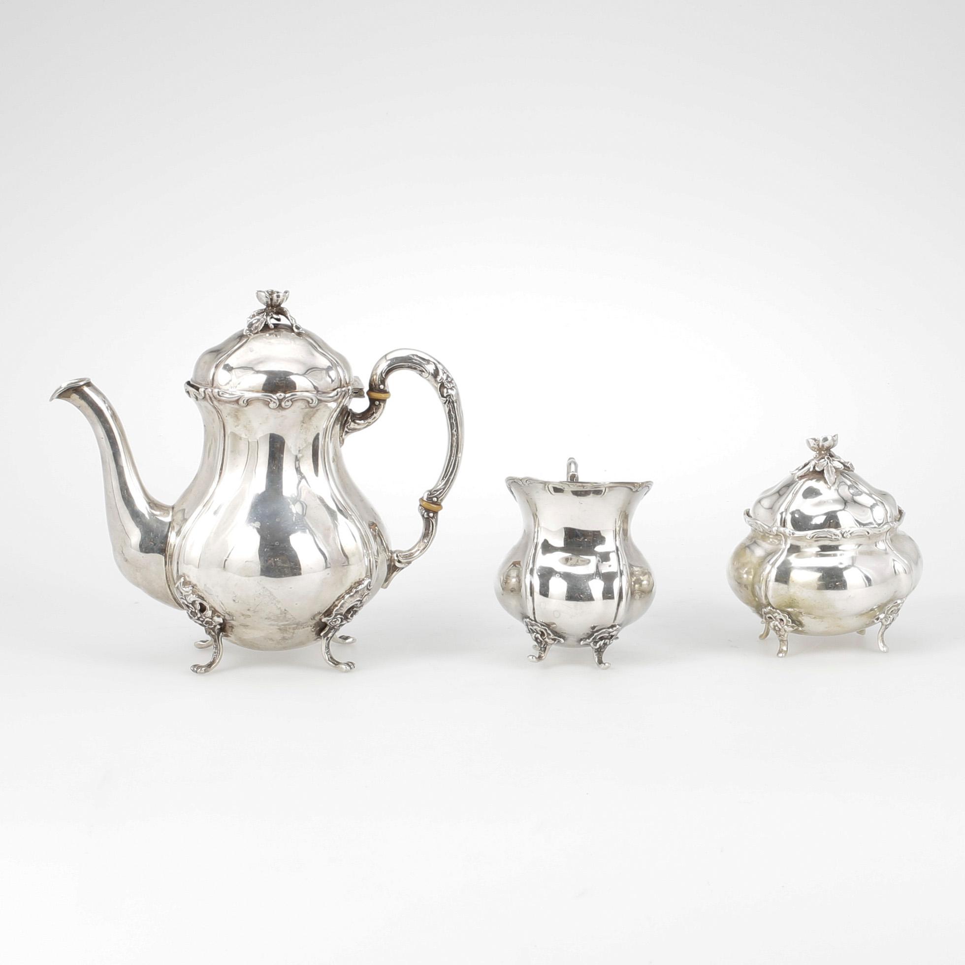 SERVIS, 3 delar, silver, nyrokoko, 1900-talets första hälft. Vikt ca 1169 gram.