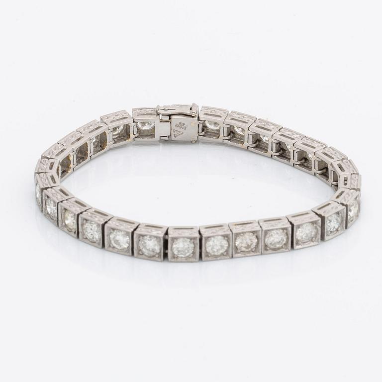 BRACELET paltinum with brillnat-cut diamonds approx 11 ct, Inclusions.