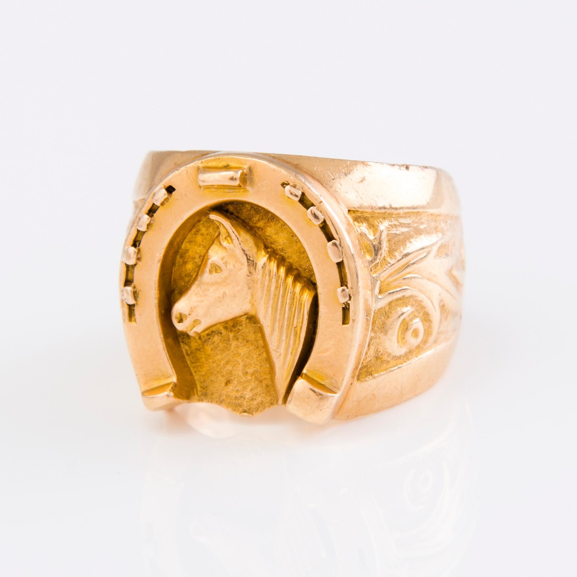 A 18K gold ring with a horseshoe and horse, Finland 1970.