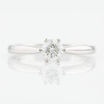 Engelbert, ring, platina med briljantslipad diamant 0.50 ct, medföljande GIA dossier.