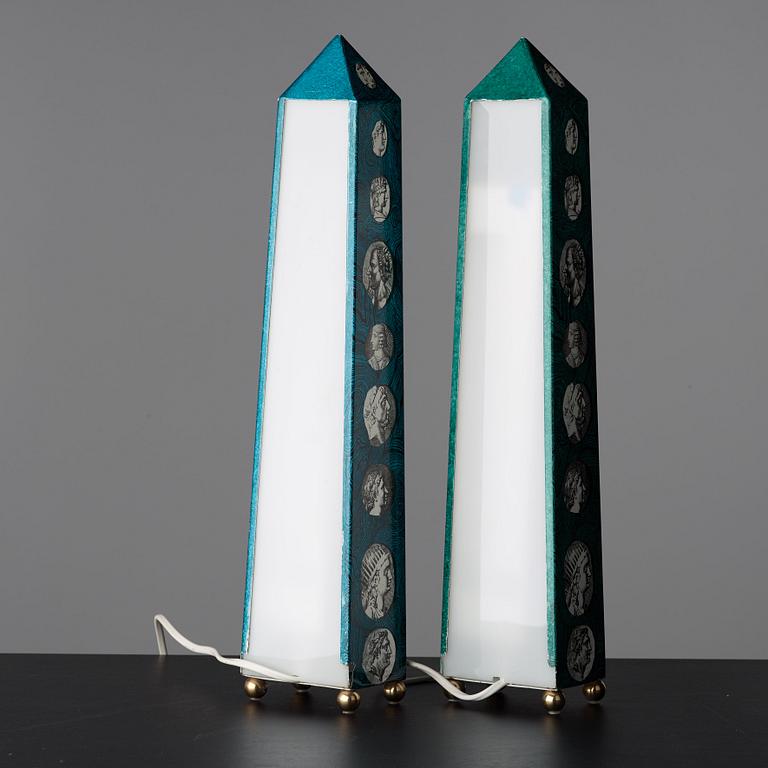 Piero Fornasetti, obelisker / bordslampor, 2 st snarlika, Milano, Italien.