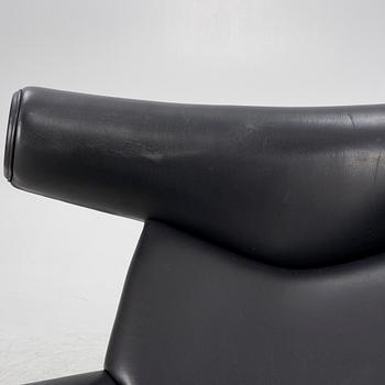Hans J. Wegner, fåtölj med fotpall, "Ox Chair", EJ-100, Erik Jørgensen Møbelfabrik A/S, Svendborg, Danmark.