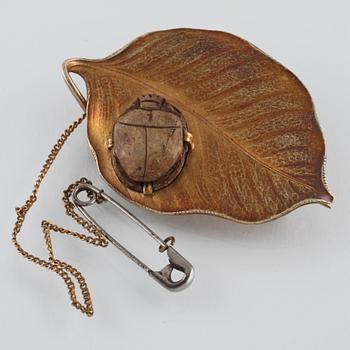 Brosch, guld 14K med skarabe, utländska stämplar. Vikt 24,7 gram.