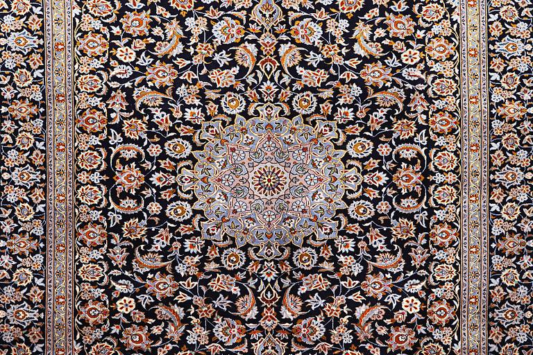 A Kashan carpet, c. 405 x 303 cm.