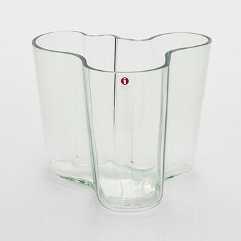 Alvar Aalto, A '3030' vase signed, Alvar Aalto 100 Iittala 1998.