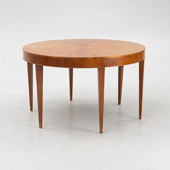 A mahogany-veneered dining table, first half of the 20th century.