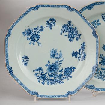 A blue and white dinner servis, Qing dynasty, Qianlong (1736-95). (53 pieces).