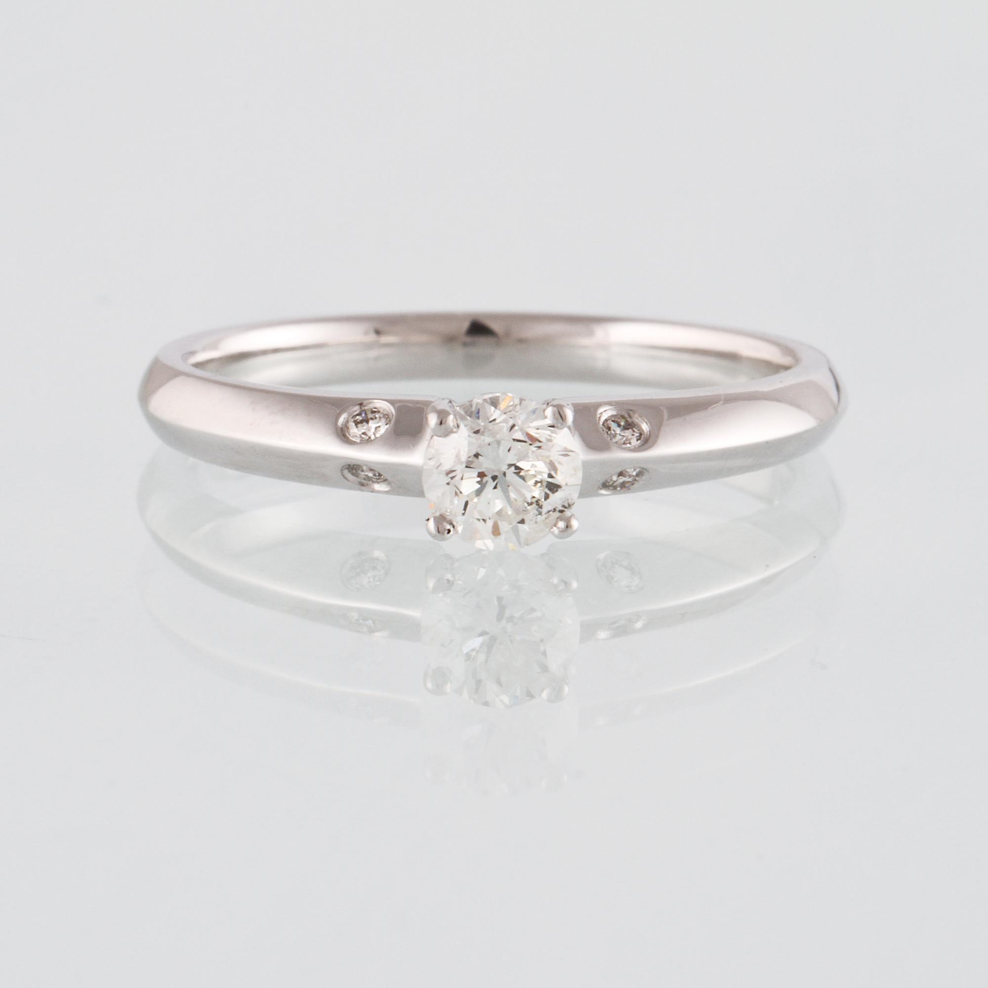 RING, 18K vitguld med briljantslipad diamant 0.38 ct samt 4 små briljantslipade diamanter ca 0.03 ct. Vikt 2,8 gram.