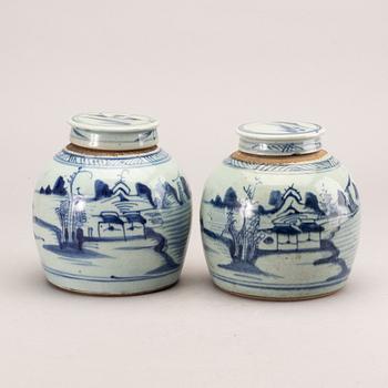 A set of two Chinese porcelain jars, Qing dynasty, 19th Century.