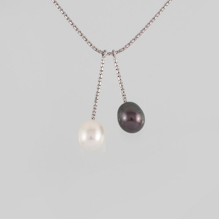 COLLIER, 18K vitguld med 2 odlade pärlor. Vikt 4,7 gram.