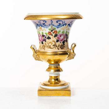 A porcelain urn, Empire, first half/mid 19th century.