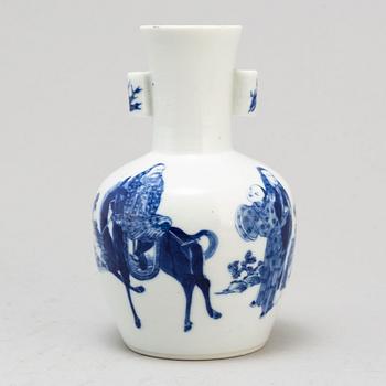 A blue and white mallet shaped vase, late Qing dynasty.