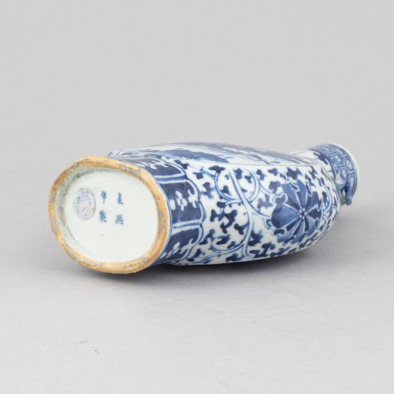 A blue and white moonflask, Qing dynasty, 19th Century.