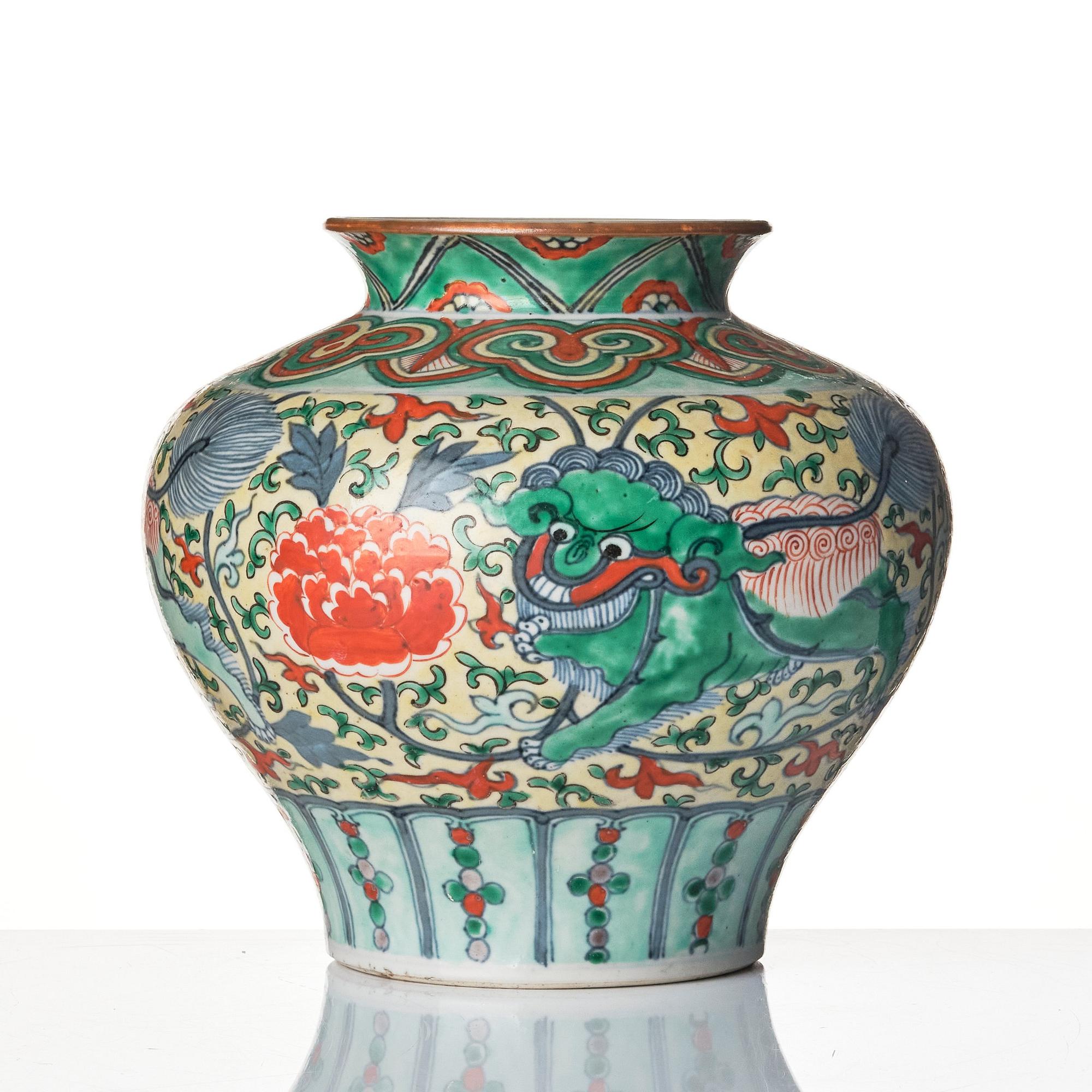 A wucai Transition style vase, Qing dynasty, 19th Century.
