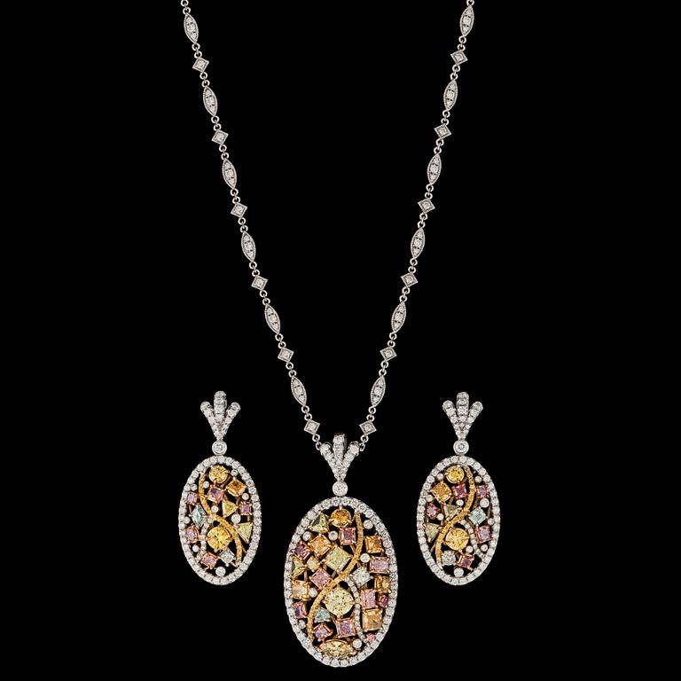 A set of fancy pink, blue and yellow diamond necklace and earrings, tot. 12.50 cts.