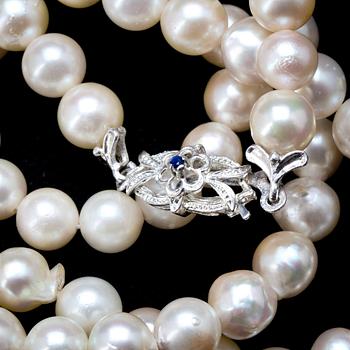 PÄRLCOLLIER, odlade pärlor med silverlås.