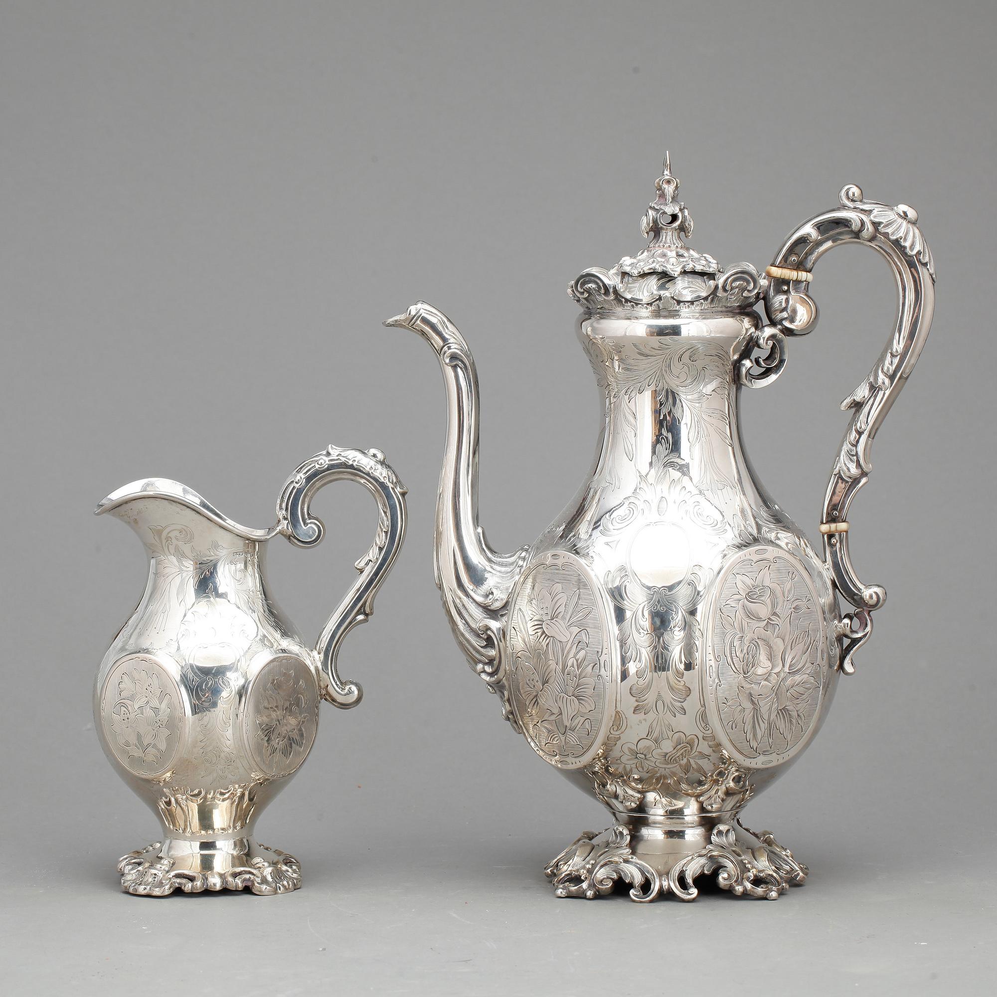 KAFFEKANNA och GRÄDDKANNA, silver, nyrokoko, bla G. Möllenborg, Stockholm 1864, vikt ca 1229 g.