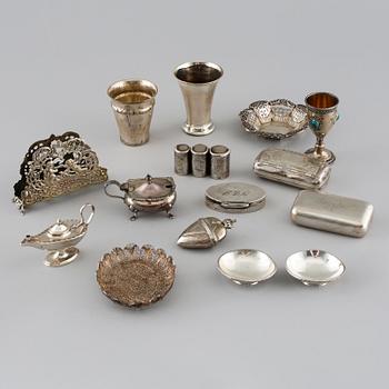 15 pieces of silver from the 19th and 20th century. Weight 684 gram.