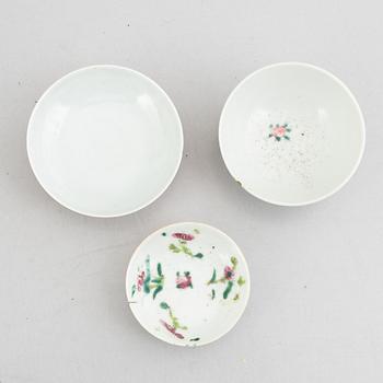 Two Chinese family rose porcelain bowls, Qing dynasty, 19th century.