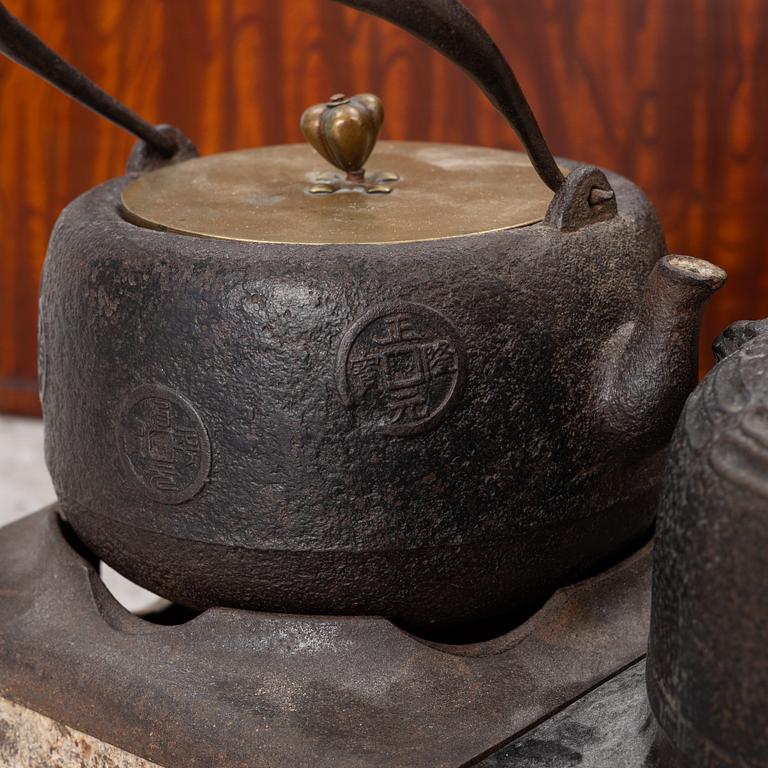 Hibachi (bordsgrill), trä och metall, med tekanna och kittel samt ställ, Japan, Meiji (1868-1912).