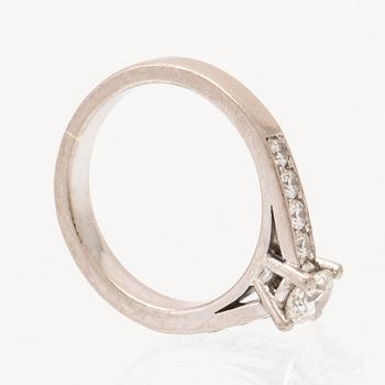 An 18K white gold ring set with round brilliant-cut diamonds.