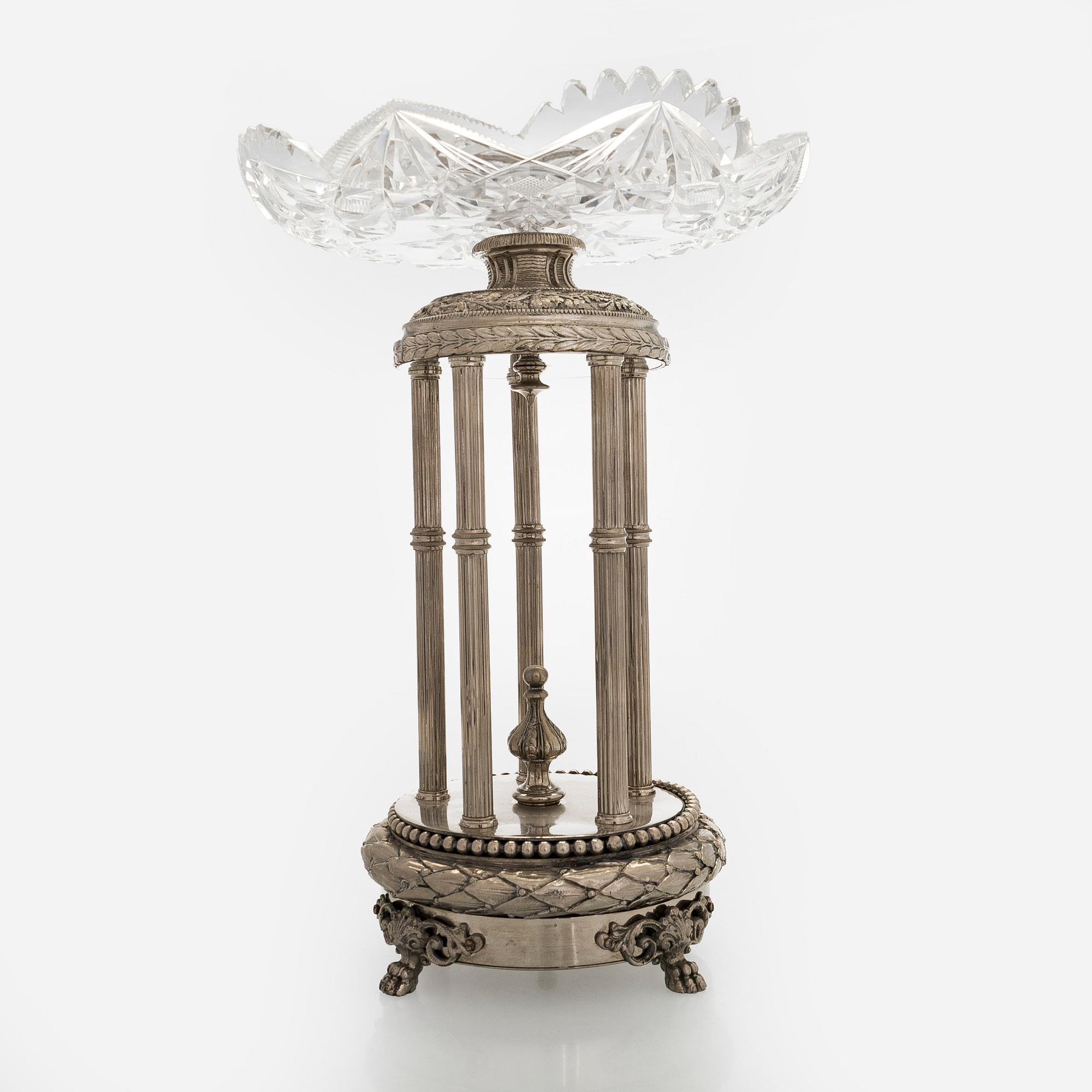 Tarjoilumalja, valkometallia ja kristallia, 1900-luvun alku.