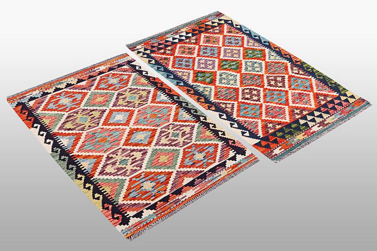 A pair of kilim rugs, ca 113 x 79 cm & ca 126 x 81 cm.
