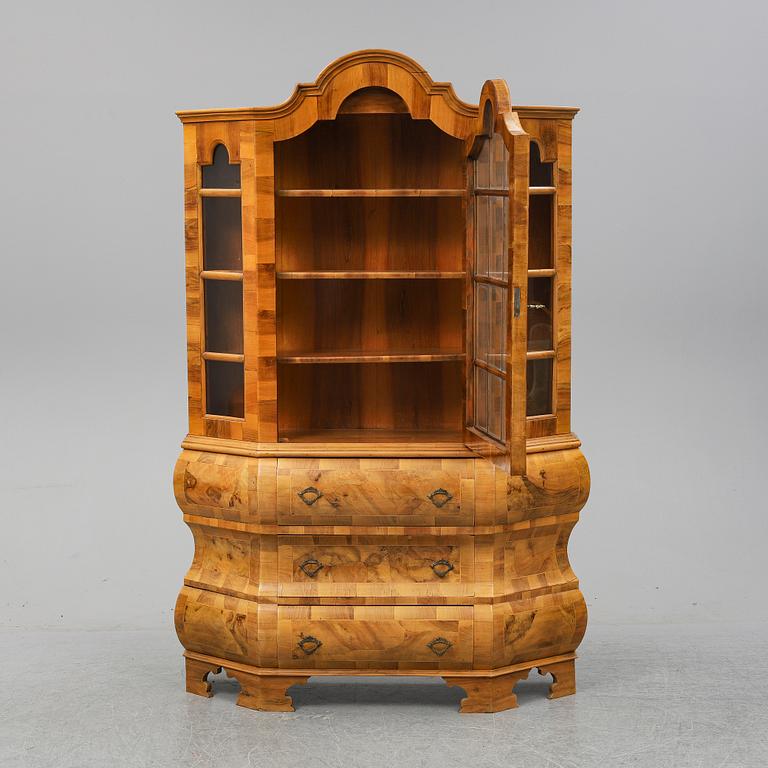 A first half of the 20th Century late Baroque style vitrine cabinet.