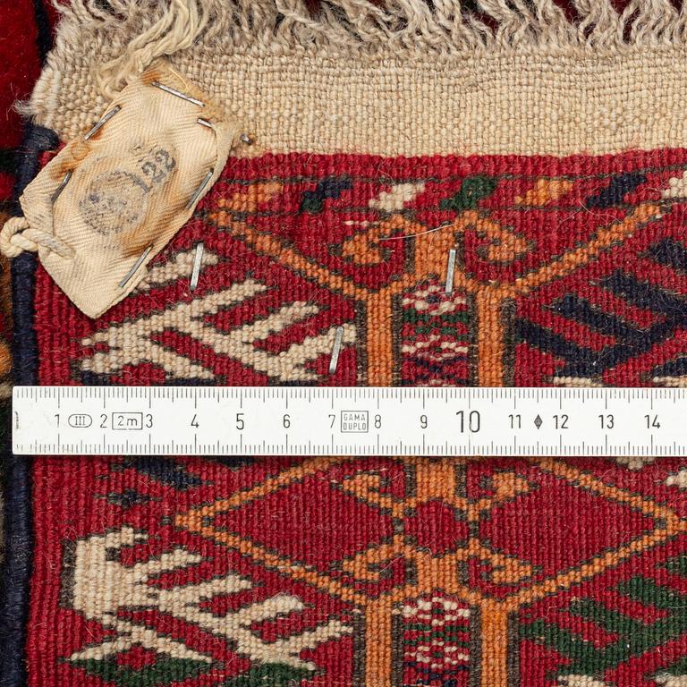 A Tekke carpet, c. 295 x 220 cm.