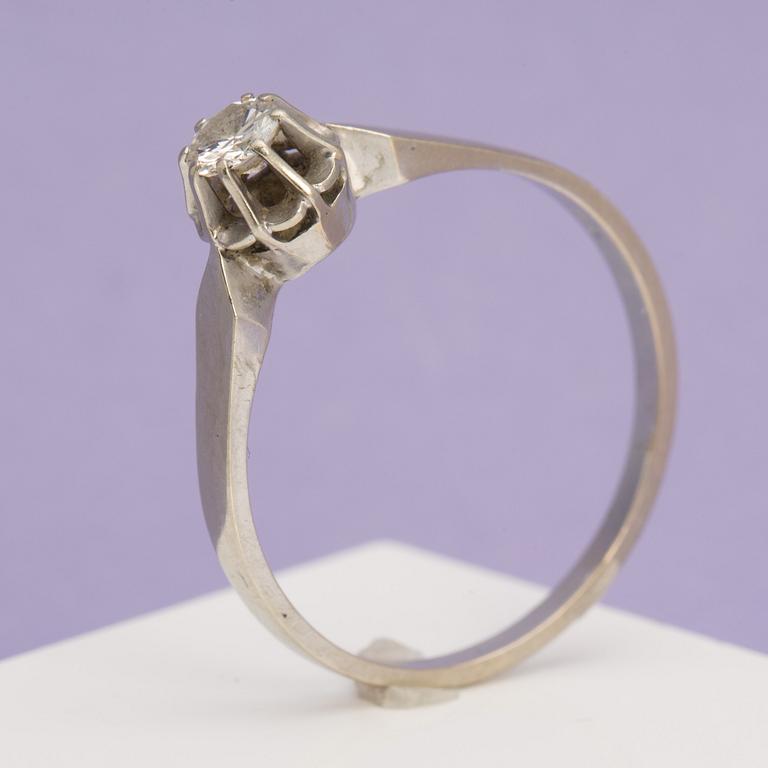 A ca 0.20 ct brilliant-cut diamond ring.