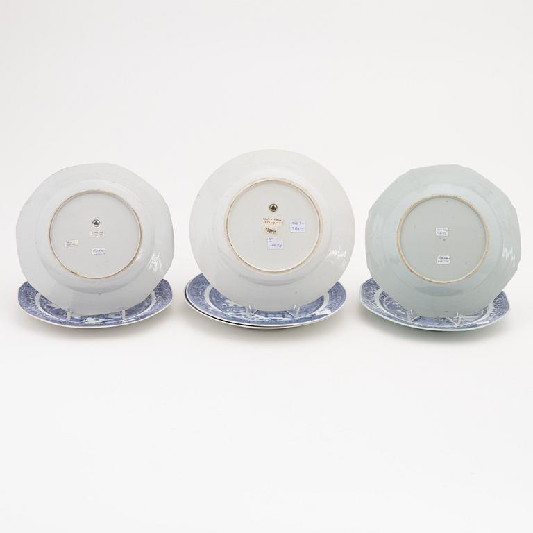 A matched set of 7 blue and white dishes, Qing dynasty, Qianlong (1736-95).