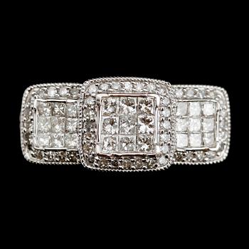 RING, 14 k vitguld, briljant och princesslipade diamanter, tot ca 1.0 ct.