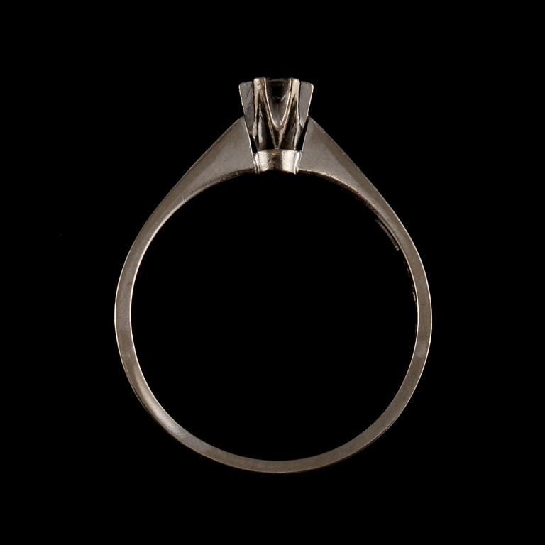 RING, 18k vitguld med briljantslipad diamant 0.10 ct, Sj &G, Göteborg, 1955. Vikt 3 g.