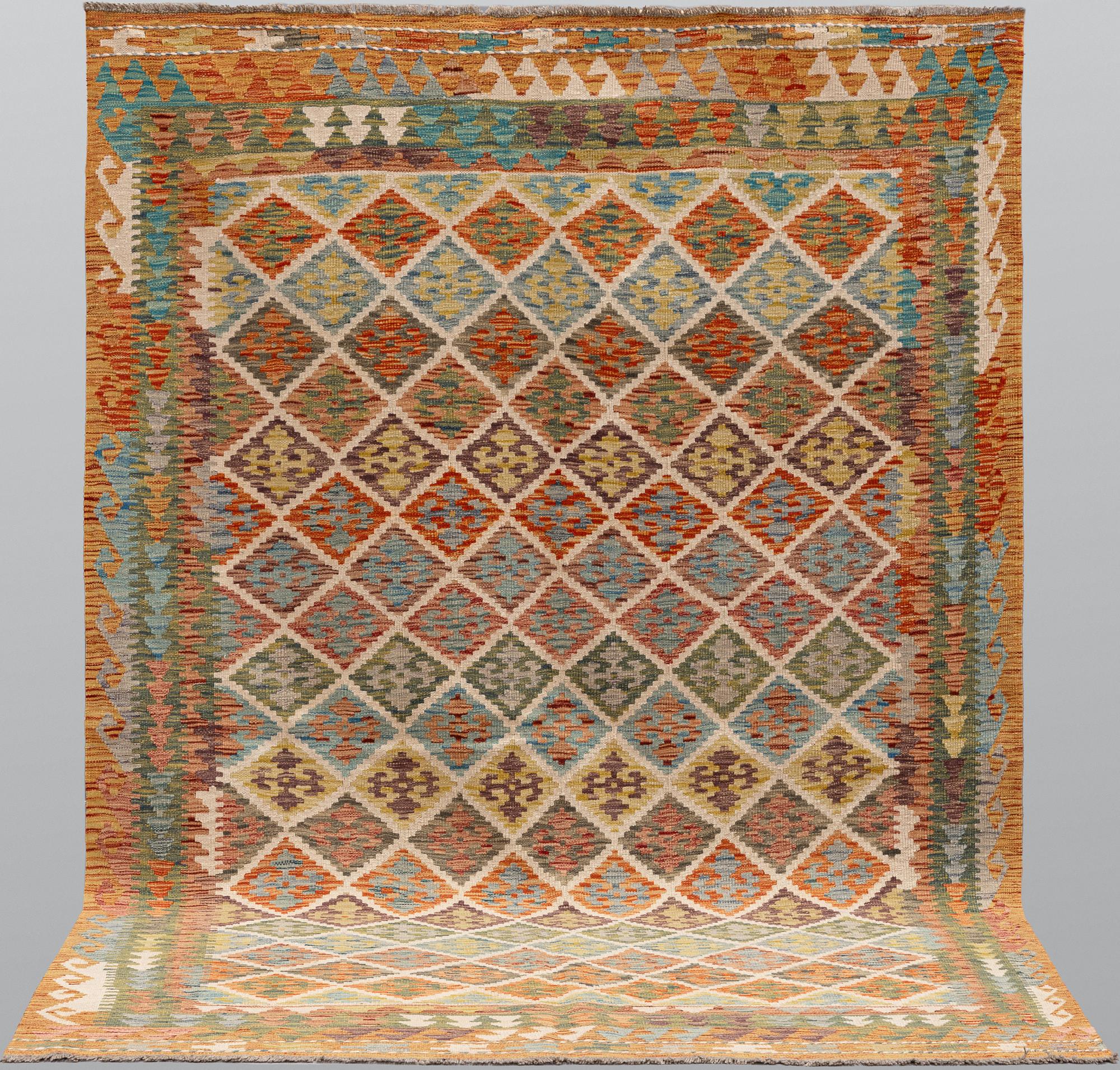 A Kilim rug, approx. 253 x 168 cm.