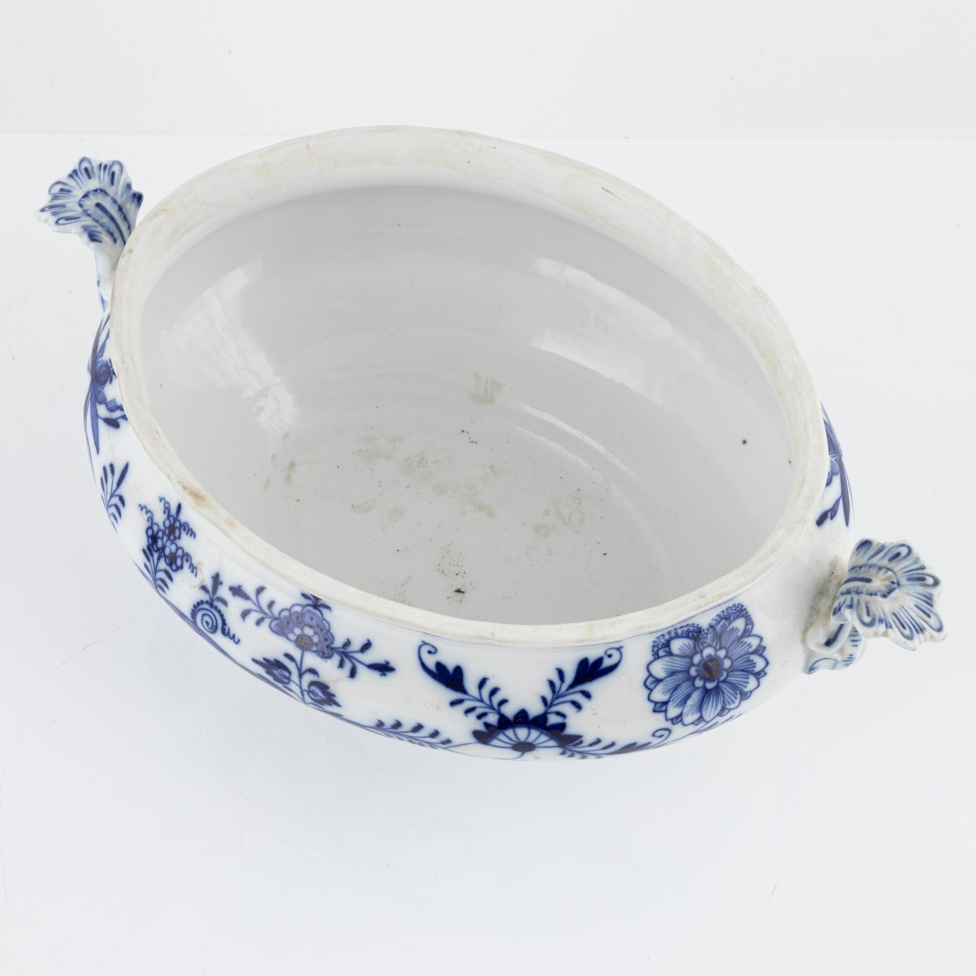 A 33-piece porcelain dinner service, "Ziebelmunter", mostly STadt Meissen, Germany.