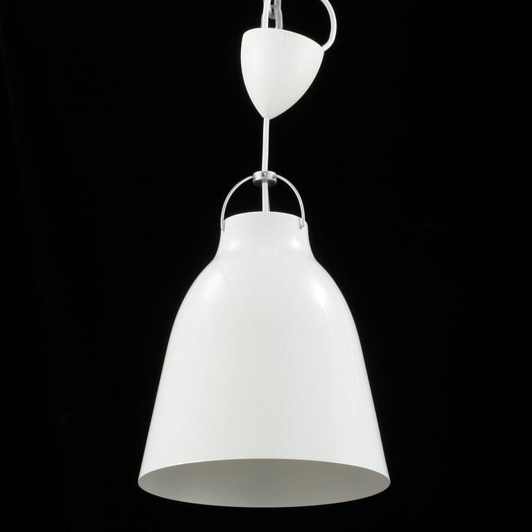 TAKLAMPA, vit mattlackerad metall, "Caravaggio pendel", design: Cecilie Manz.