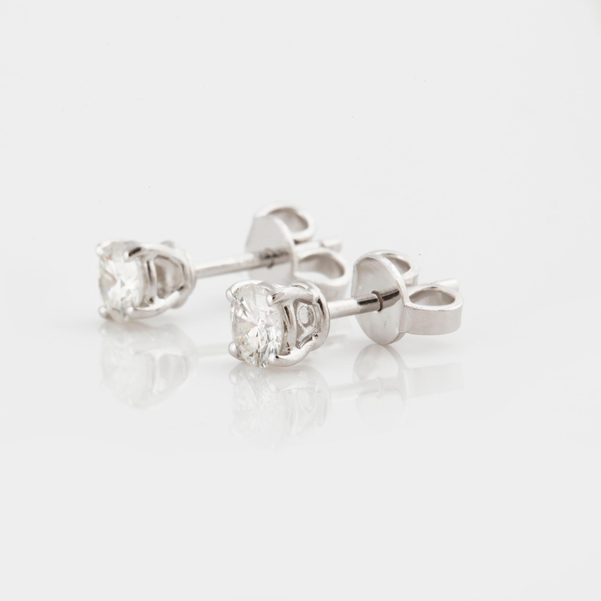 A circa 0.60 cts brilliant-cut earrings.