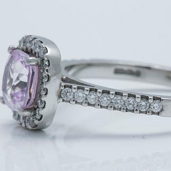 A ca 1.00 ct synthetic pink saphire ring with brilliant-cut diamonds ca 0.72 ct.