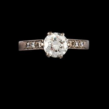 RING, 18K vitguld med fasettslipat glas, Sten Eklund, Stockholm, 1995. Vikt 4,5 gram.