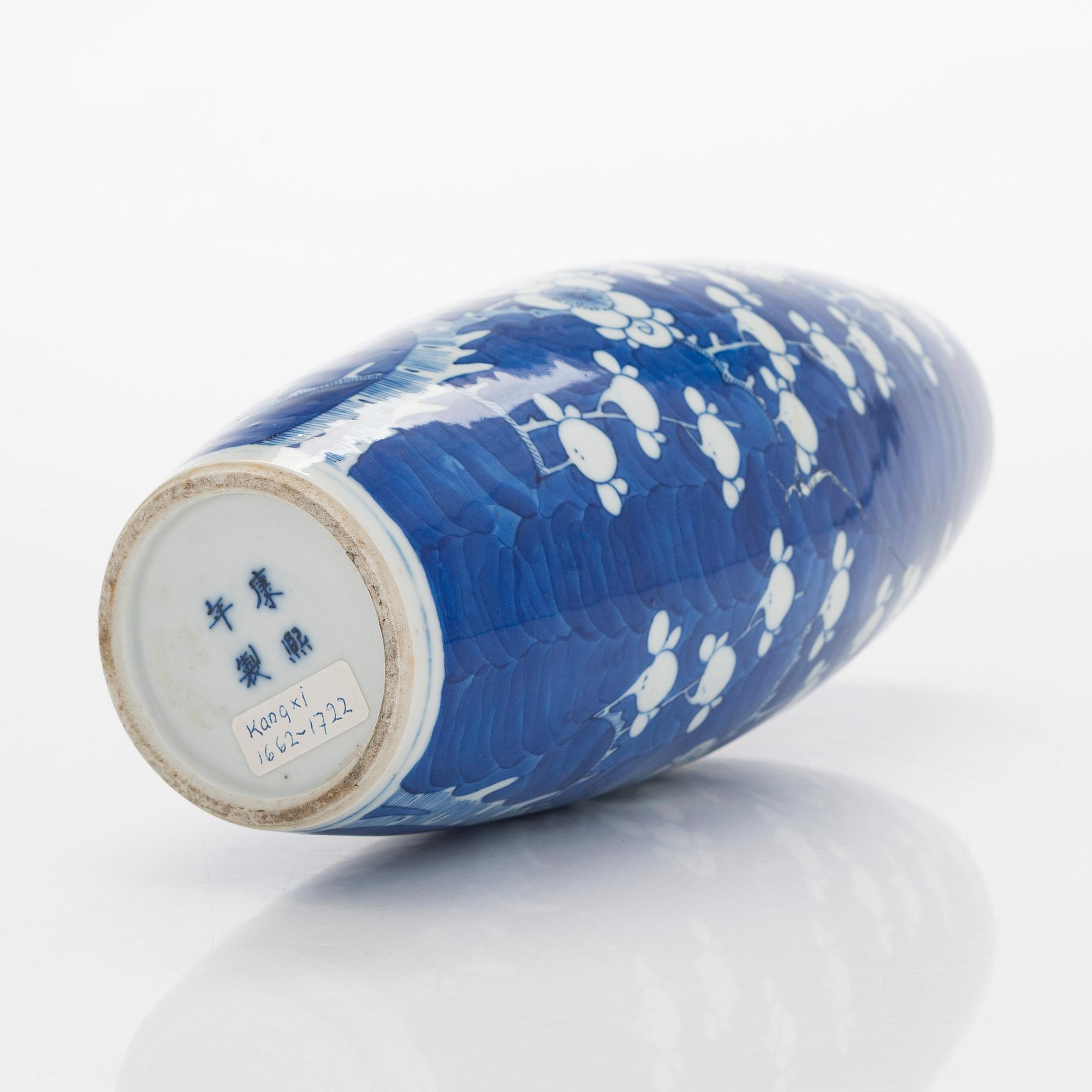 Two blue and white dishes and a vase, China, 18th/20th century.