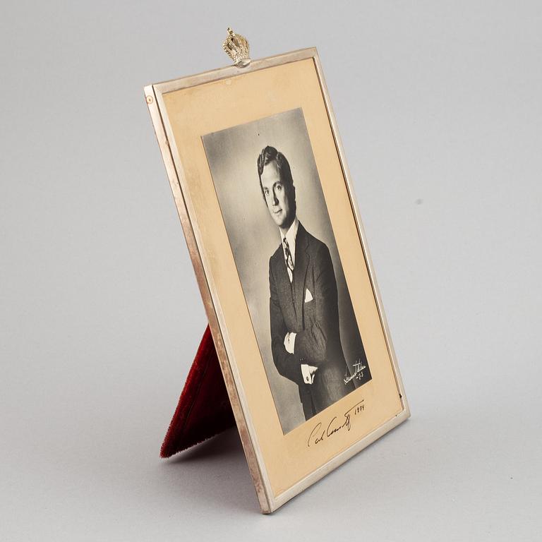 Lennart Nilsson, a signed photo of Swedish king Carl XVI Gustaf, signed by the king.