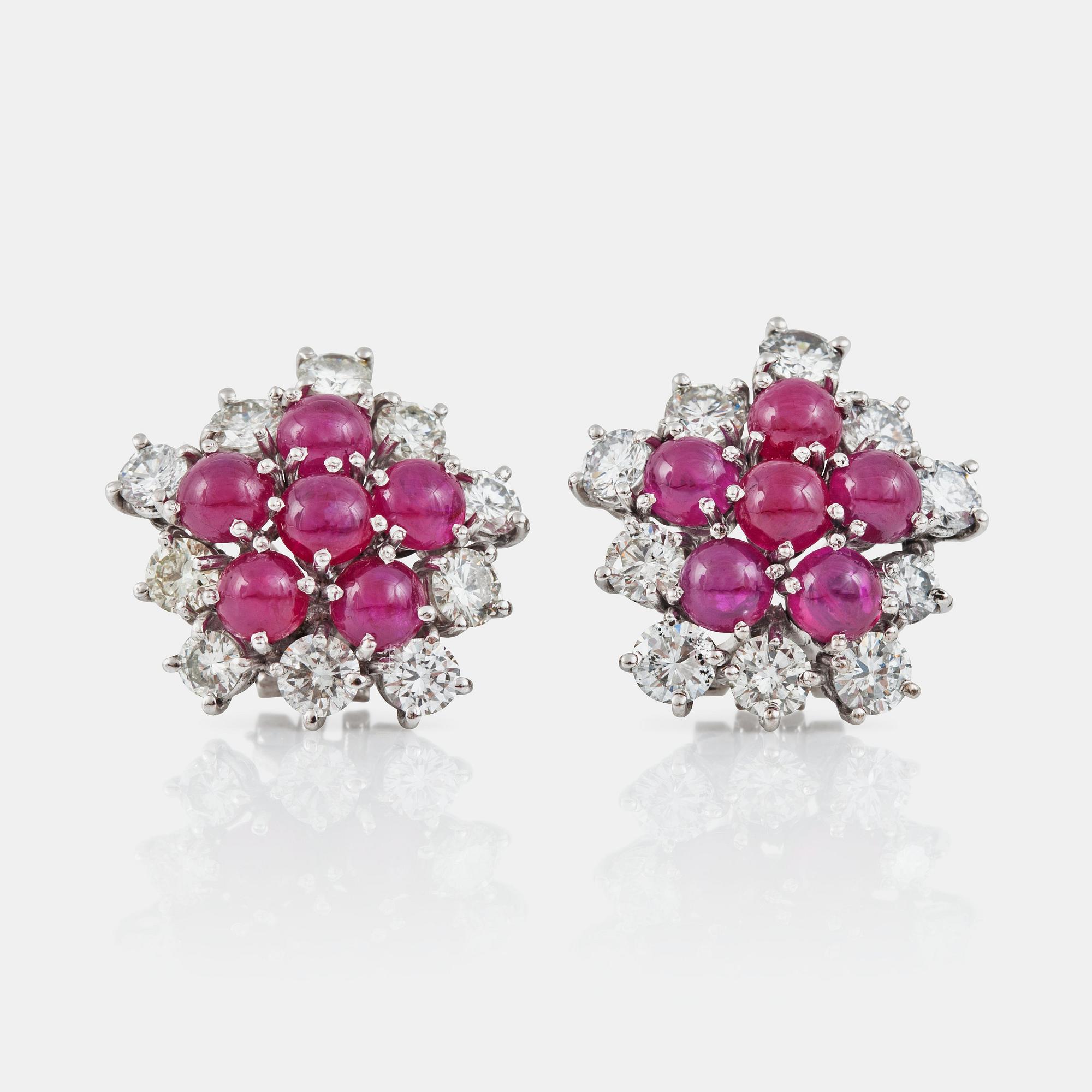 ÖRHÄNGEN med cabochonslipade rubiner, ca 4.00 ct, och briljantslipade diamanter, ca 3.20 ct.