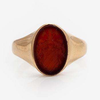 Vapenring, släkten Nybom, karneol, 18K guld. Helsingfors 1913.